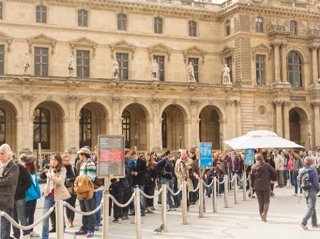 Fila de turistas para entrar no museu do Louvre, em Paris - Getty Images