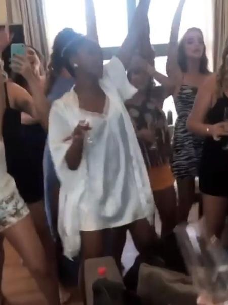 Iza dançou "Pesadão" com as amigas - Reprodução/Instagram