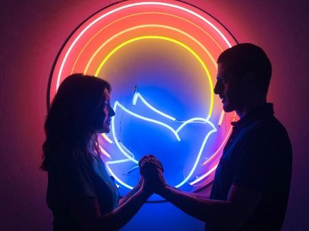 Dira Paes e Julio Machado em cena de "Divino Amor" - Divulgação/Gabriel Mascaro