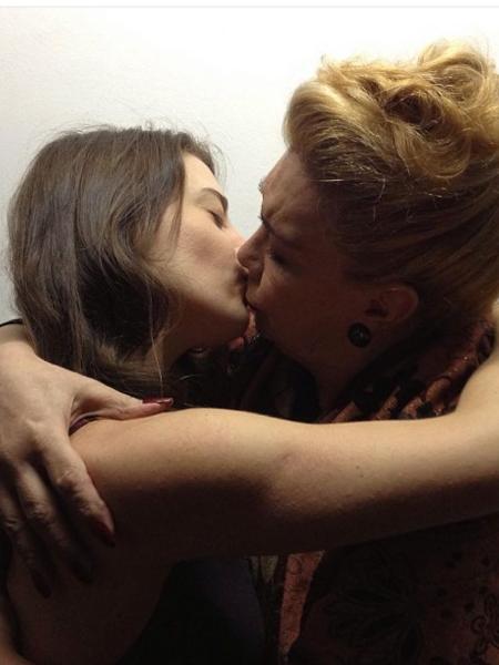 Alessandra Maestrini dá beijão em Rogéria - Reprodução/Instagram