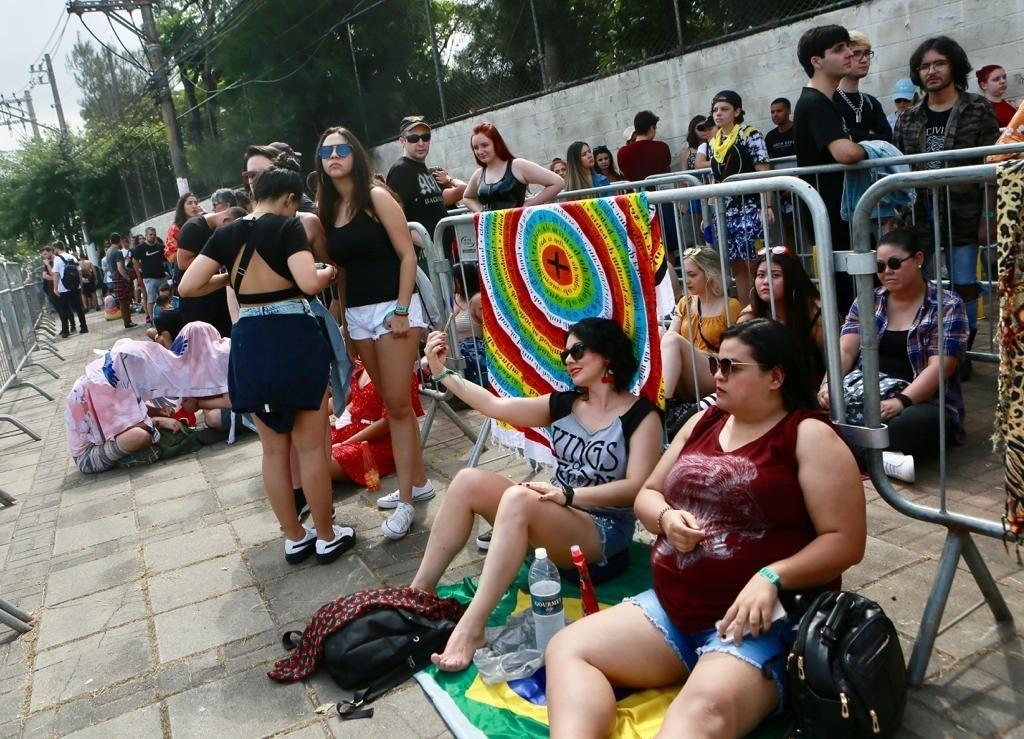 Fã de Kings of Leon aproveita fila para tirar uma selfie no sábado de Lollapalooza - Iwi Onodera/UOL
