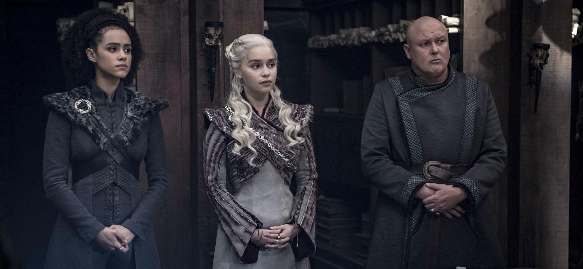 Missandei (Nathalie Emmanuel), Daenerys (Emilia Clarke) e Varys (Conleith Hill) em cena do quarto episódio da oitava temporada de "Game of Thrones" - Divulgação