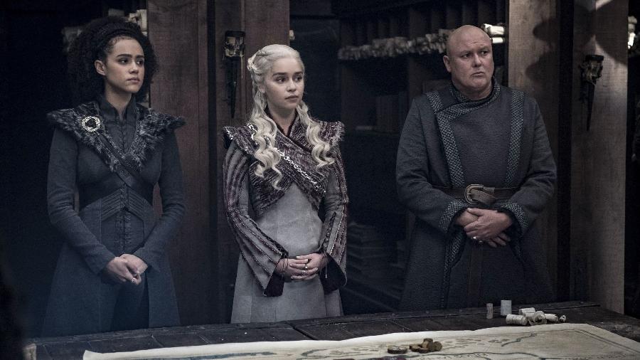 Missandei (Nathalie Emmanuel), Daenerys (Emilia Clarke) e Varys (Conleith Hill) em cena do quarto episódio da oitava temporada de "Game of Thrones" - Divulgação