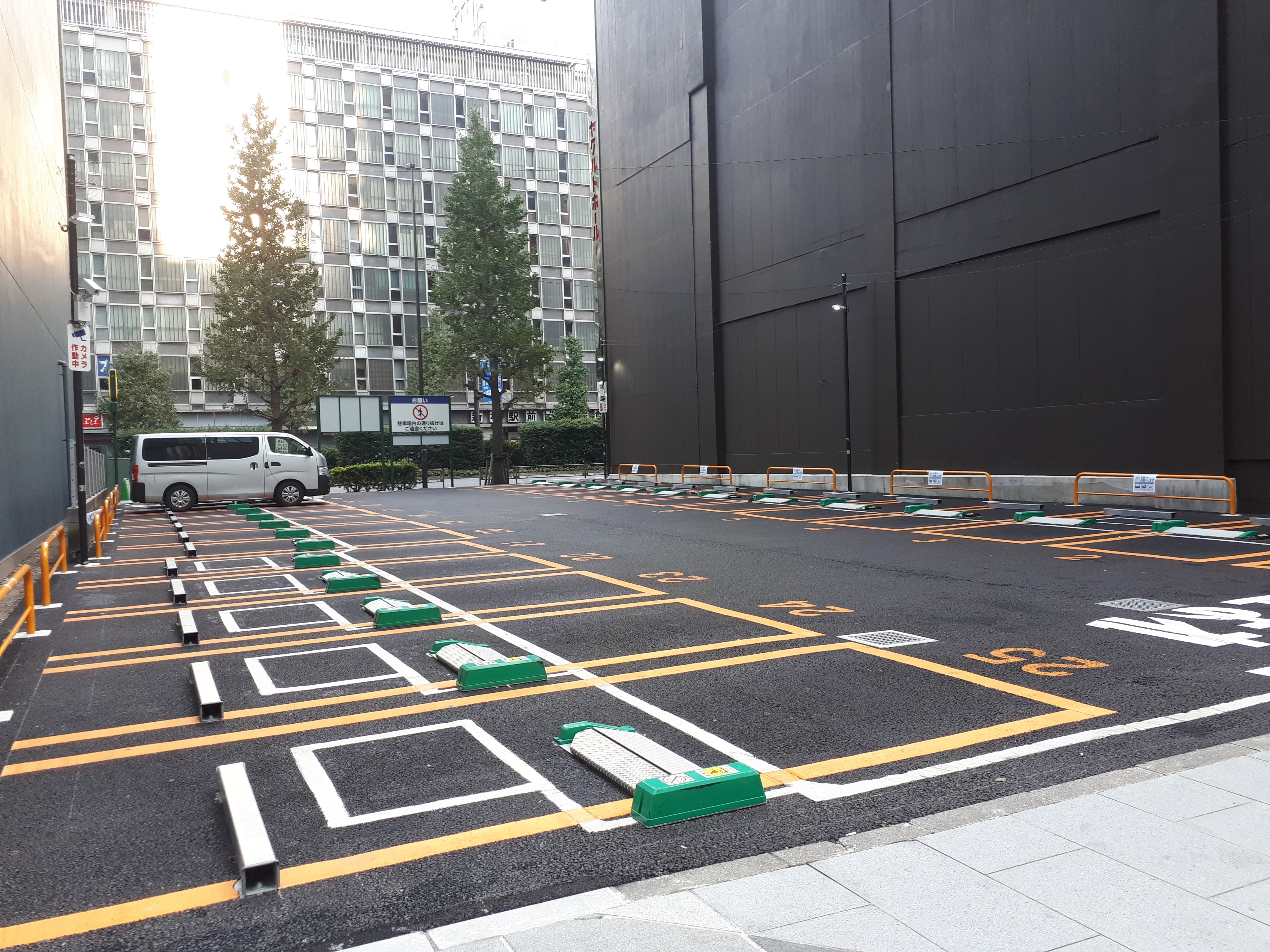 Foto de Sistemas De Estacionamento De Carro Automático Permitem Otimizar  Espaço Em Cidades Lotadas No Distrito De Shinagawa Tóquio Japão e mais  fotos de stock de Estacionamento - iStock