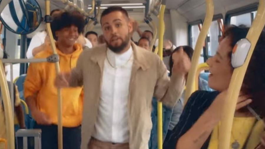 Jerry Smith é criticado por clipe sobre "reladinha" em ônibus - Reprodução/Youtube