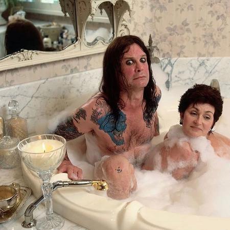 Sharon Osbourne e Ozzy na banheira - Reprodução / Instagram