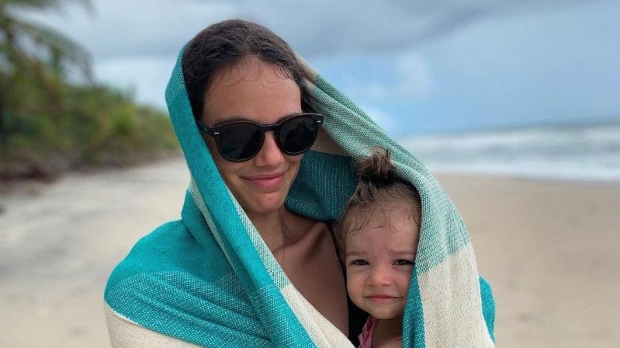 Laura Neiva posou com a filha Maria nos braços - Reprodução/Instagram @chay
