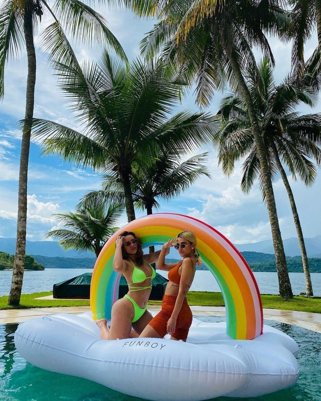 Manu Gavassi e Rafa Kalimann alugaram uma ilha privativa para passar o fim de ano com Thelmina e Bruna Marquezine - Reprodução/Instagram