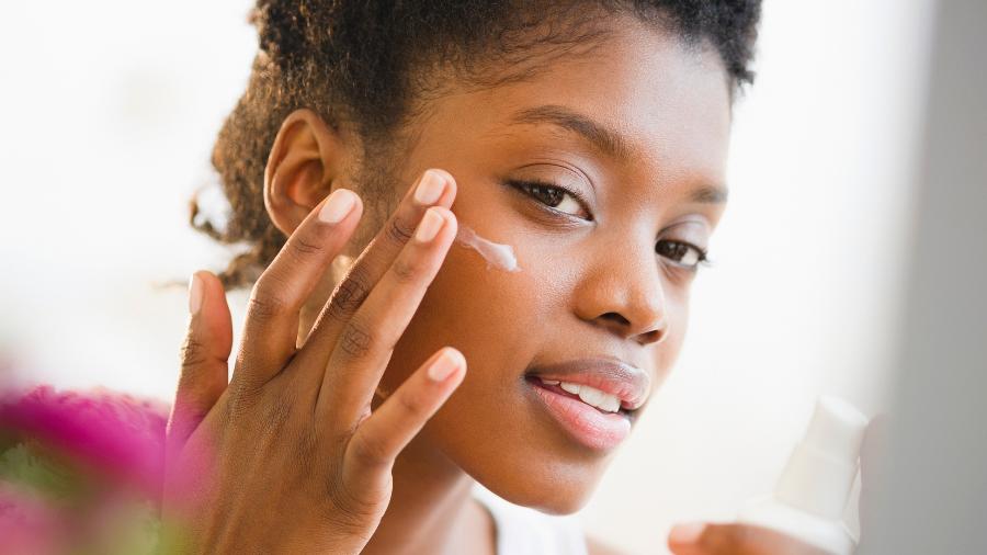 Protetor, hidratante e esponja: Produtos para manter a pele bonita no verão - Getty Images/Tetra images RF