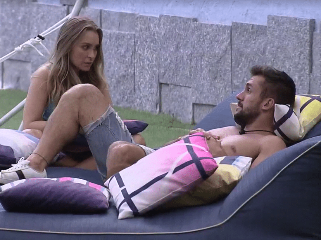 Desce: Em mais uma DR, Arthur questiona Carla: 'Está falando alto por quê?'