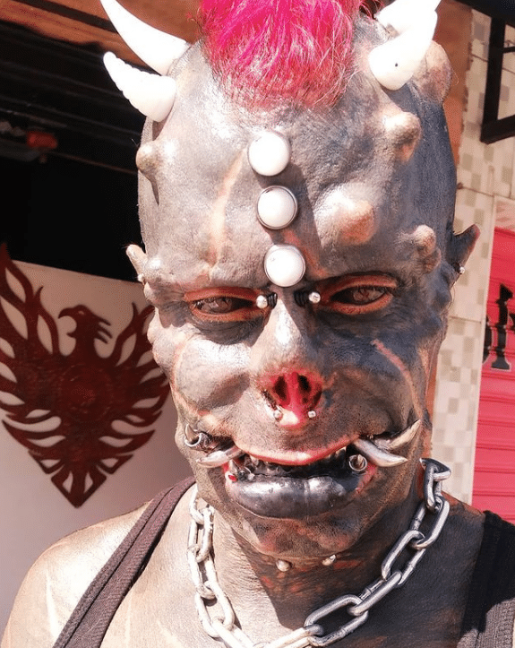 O tatuador diz que não se incomoda com comentários maldosos em relação a sua aparência - Reprodução/Instagram