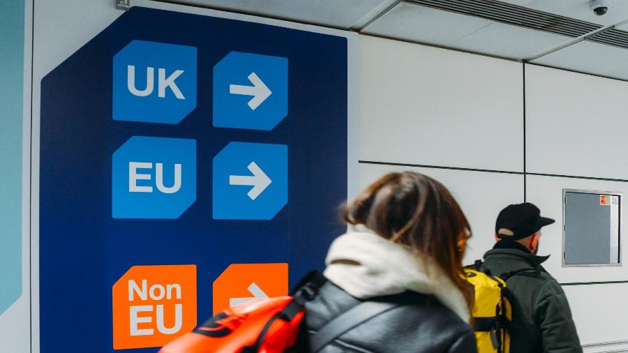 Passageiros desembarcam no aeroporto em Londres, na Inglaterra - Getty Images