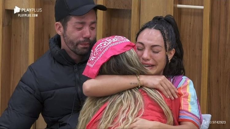 A Fazenda 2021: Aline, Erika e Rico choram juntos no quarto - Reprodução/Playplus - Reprodução/Playplus
