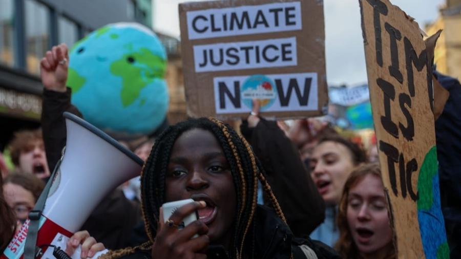 Jovens marcham pedindo justiça climática na Conferência do Clima, em 2021 - Felipe Werneck/Observatório do Clima