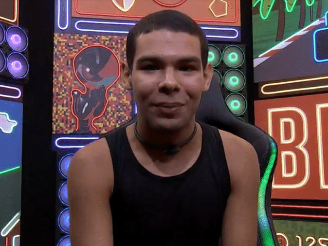 Vyni 'tropeça' e cai da cadeira em votação: 'Parecer elegante'