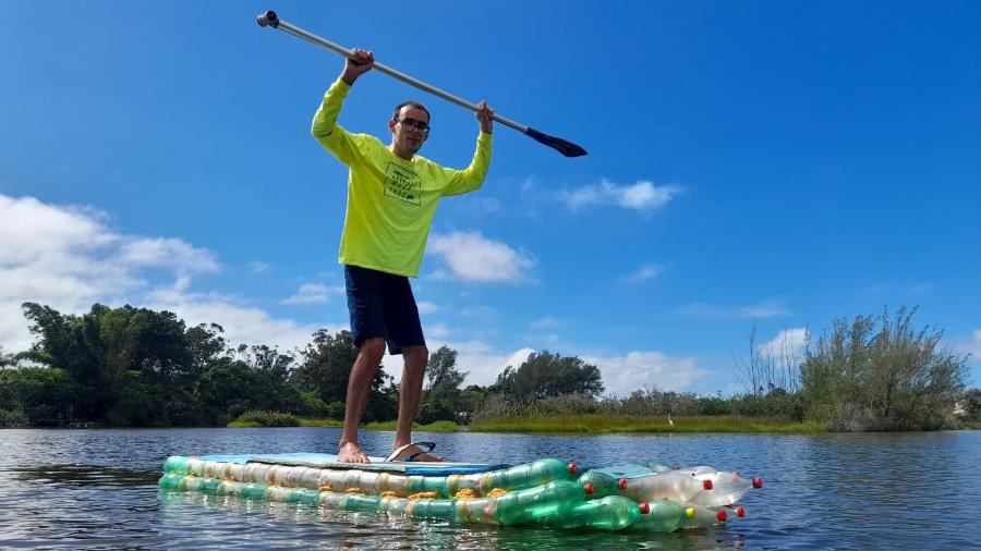 Mateus Nascimento da Silva rema de stand up paddle em Santa Catarina - Divulgação
