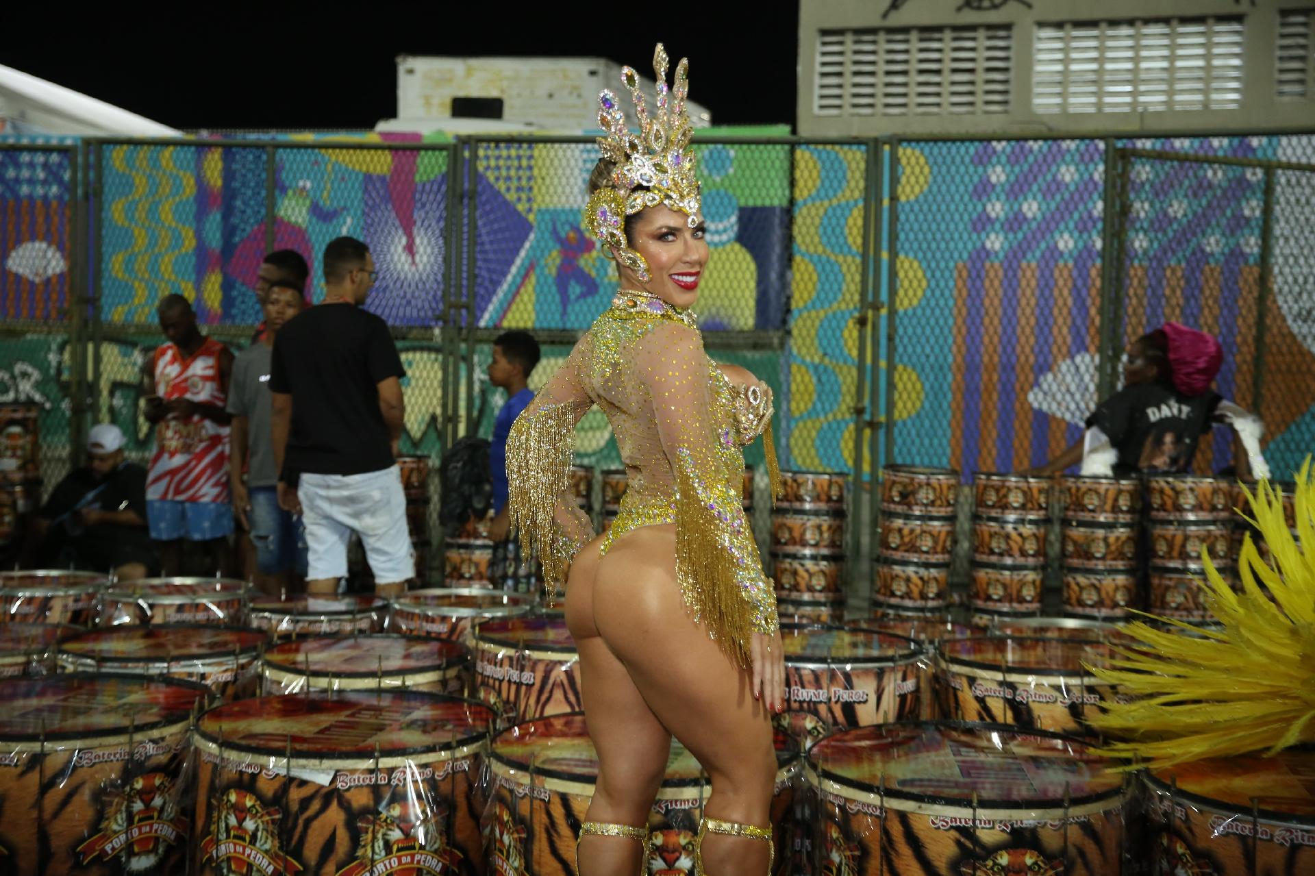 Tati Minerato em desfile da Porto da Pedra - Roberto Filho/Brazil News