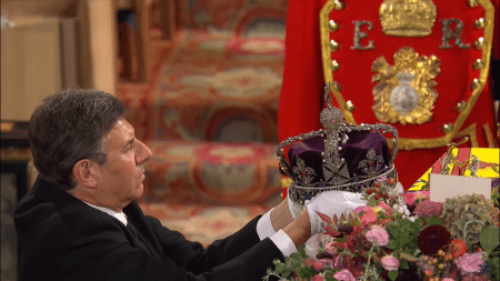 A Coroa Imperial ao ser removida do caixão da rainha Elizabeth 2ª; cetro e orbe também foram retirados - Reprodução/YouTube - Reprodução/YouTube