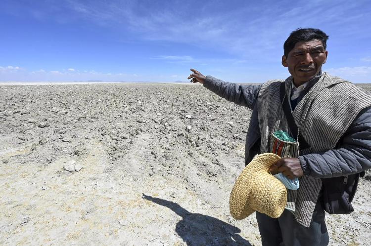 Luis Valero, líder espiritual do povo Uru da Bolívia ao redor do Lago Poopó, disse que o lago costumava conter tudo o que a comunidade precisava - AIZAR RALDES/AFP - AIZAR RALDES/AFP