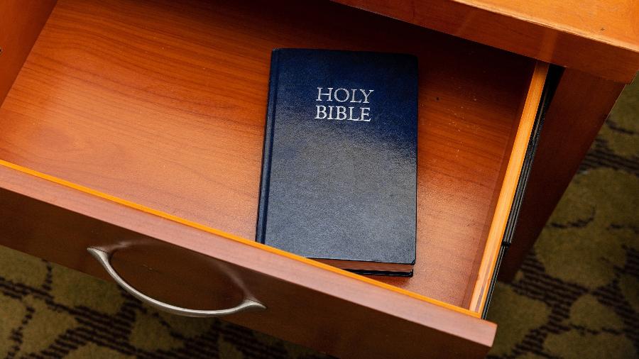 Um exemplar da Bíblia em uma gaveta - Getty Images/iStockphoto