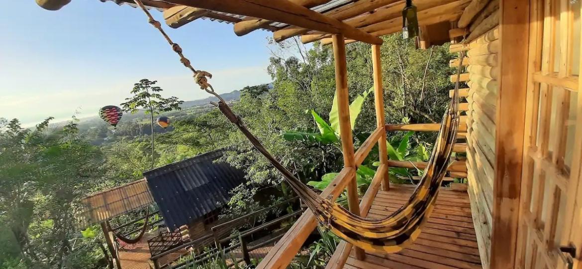 Chalé Tucano, em Praia Grande (SC), entrou entre as favoritas no Airbnb na categoria "no interior": com vista para sobrevoos de balões - Reprodução