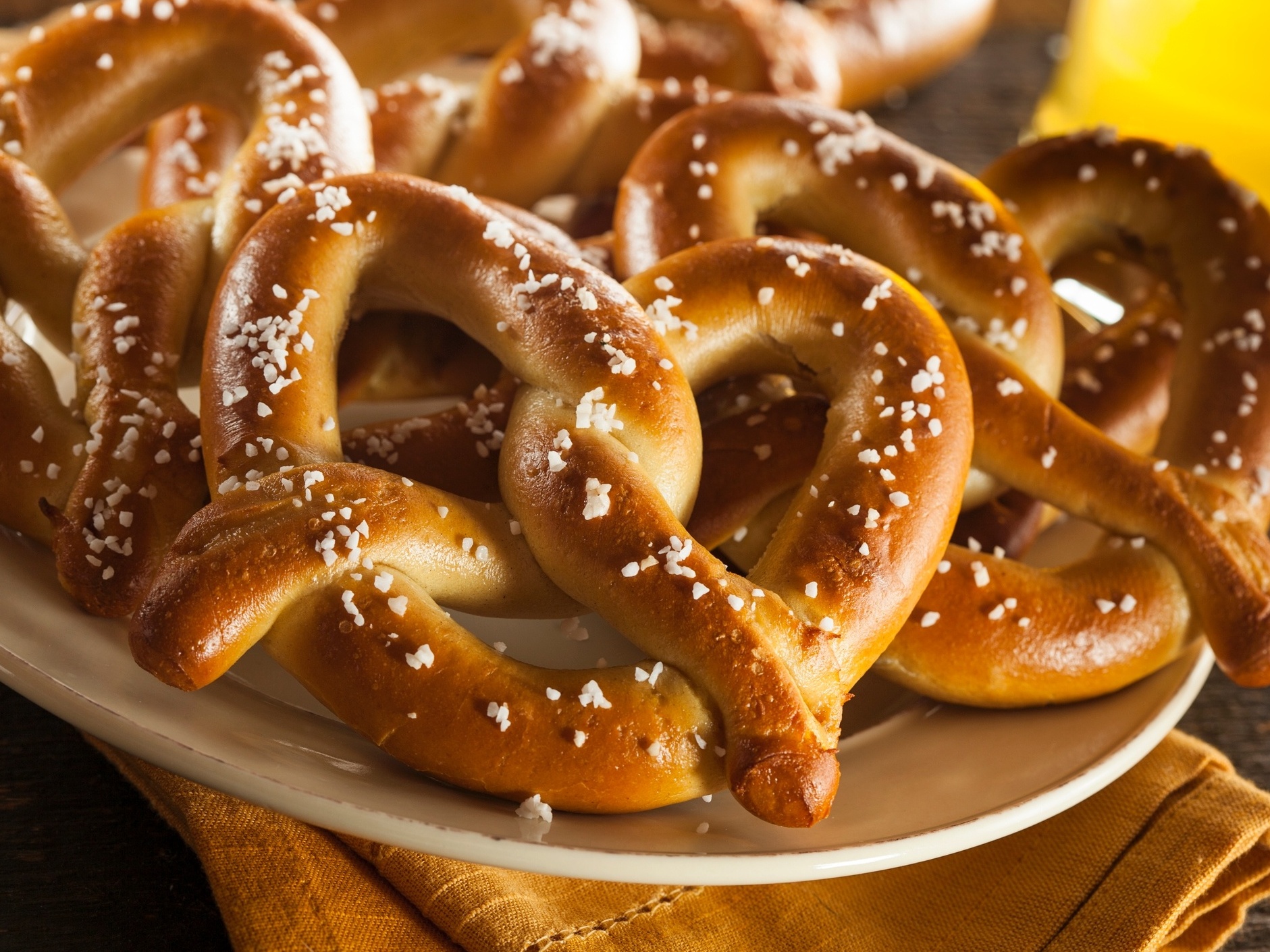  americanos celebram o Ano Novo pretzel