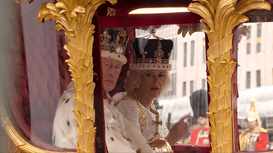 Rei Charles e rainha Camilla seguem em procissão a Buckingham após a coroação - Reprodução/The Royal Family Channel/YouTube