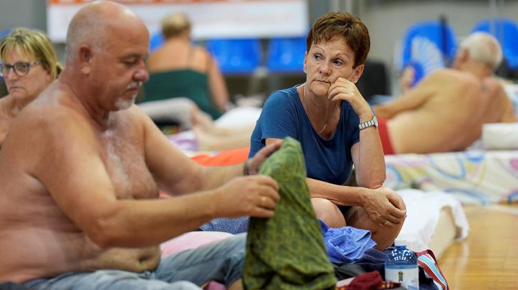 Alguns turistas foram levados para abrigos temporários, como neste ginásio poliesportivo, para protegê-los do incêndio e do calor em Rodes - FEDJA GRULOVIC/REUTERS - FEDJA GRULOVIC/REUTERS