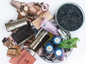 Bateria de lítio vira problema ambiental no descarte e desafia reciclagem