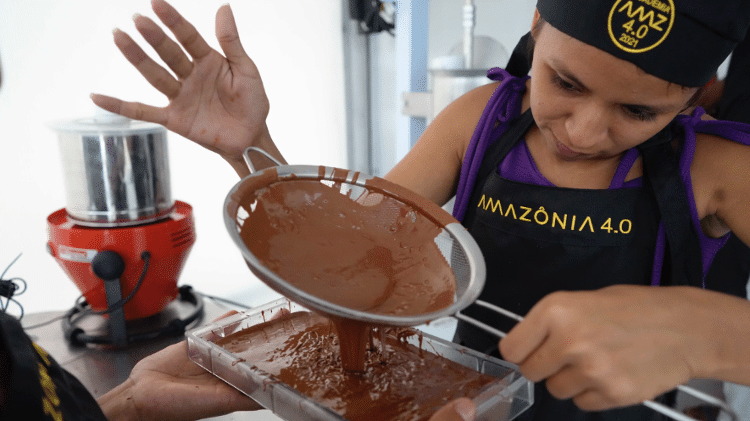Moradora da comunidade de Surucuá pratica técnicas de fabricação de chocolate na biofábrica