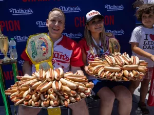 Campeão por comer hot dogs é vetado em concurso após promover carne vegetal
