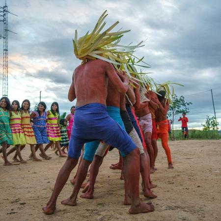 Ritual na Terra Indígena Maxakali com a presença do gavião-espírito