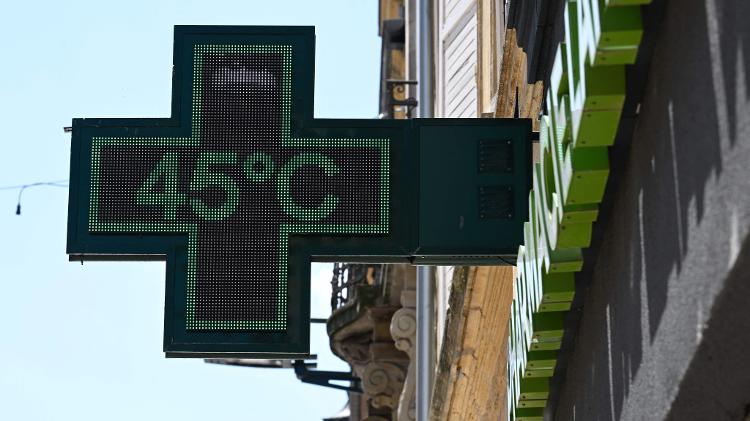 A pharmacy sign displays a temperature of 45°C in Thionville, northeastern France