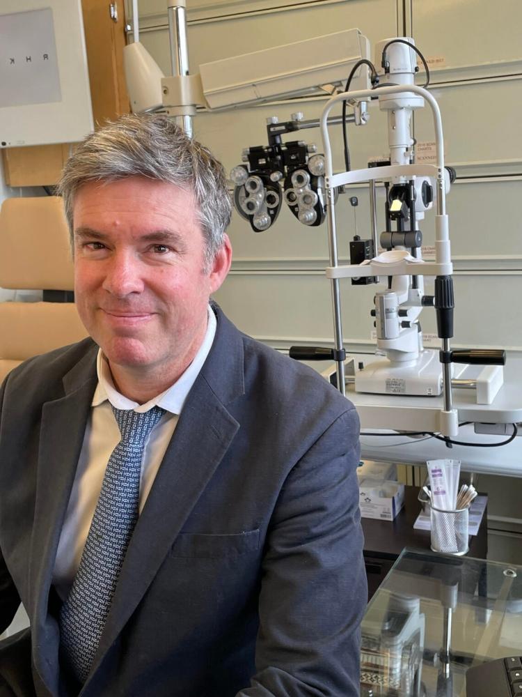 O médico Greg Moloney, cirurgião responsável pelo implante de dente-no-olho que restaurou a visão do trio canadense