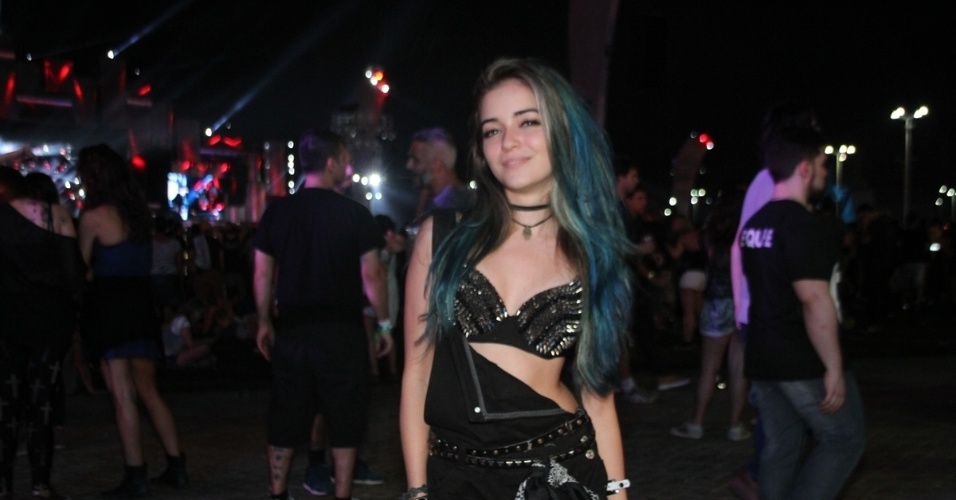 25.set.2015 - De cabelo azul, Anna Rita Cerqueira usa top com spikes para curtir o quinto dia de shows do Rock in Rio