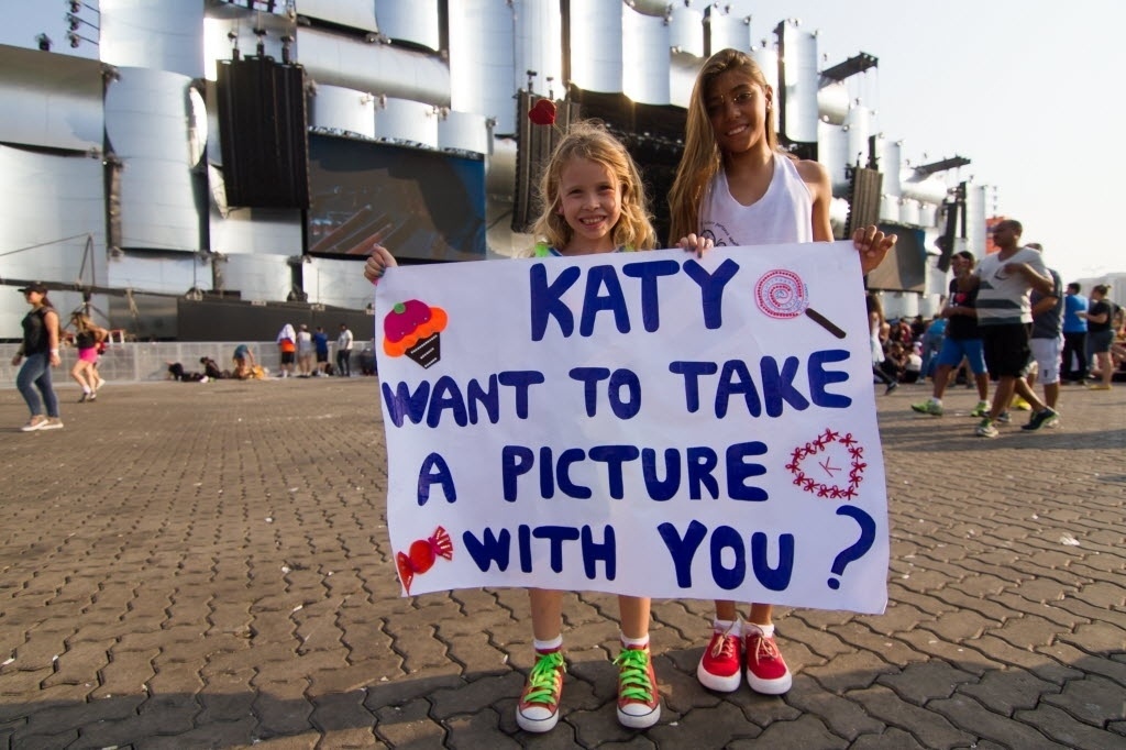 27.set.2015 - Maria Eduarda, de 6 anos, preparou uma faixa com um pedido para a cantora Katy Perry, a headliner do último dia do Rock in Rio 2015. - Luciano Belford/Frame