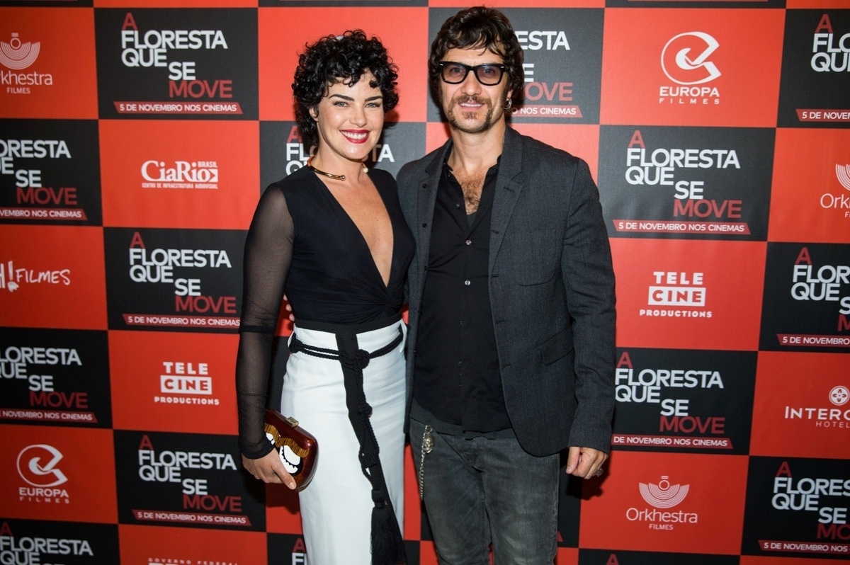 27.out.2015 - Ana Paula Arósio posa com Gabriel Braga Nunes na pré-estreia do filme "A Floresta Que Se Move", no shopping Frei Caneca, na Bela Vista, em São Paulo - Manuela Scarpa/Photo Rio News