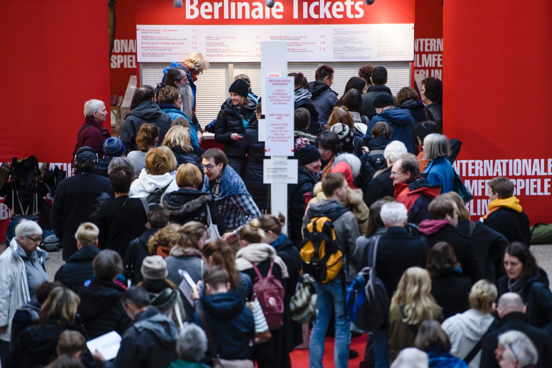 8.fev.2016 - Público faz fila para comprar ingressos para a 66ª edição do Festival de Berlim. Com 18 concorrentes e mostras paralelas, o evento vai do dia 11 de fevereiro até o dia 21. - Clemens Bilan/Getty Images