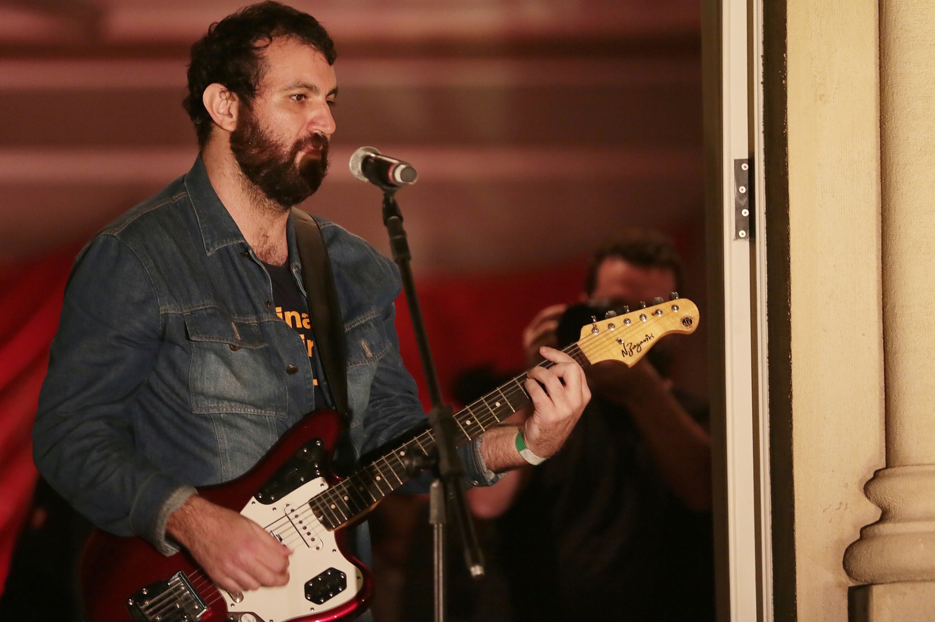 20.mai.2016 - Músico Kiko Dinucci faz show no Palacete Teresa Toledo Lara, na Virada Cultural - Flavio Florido/UOL