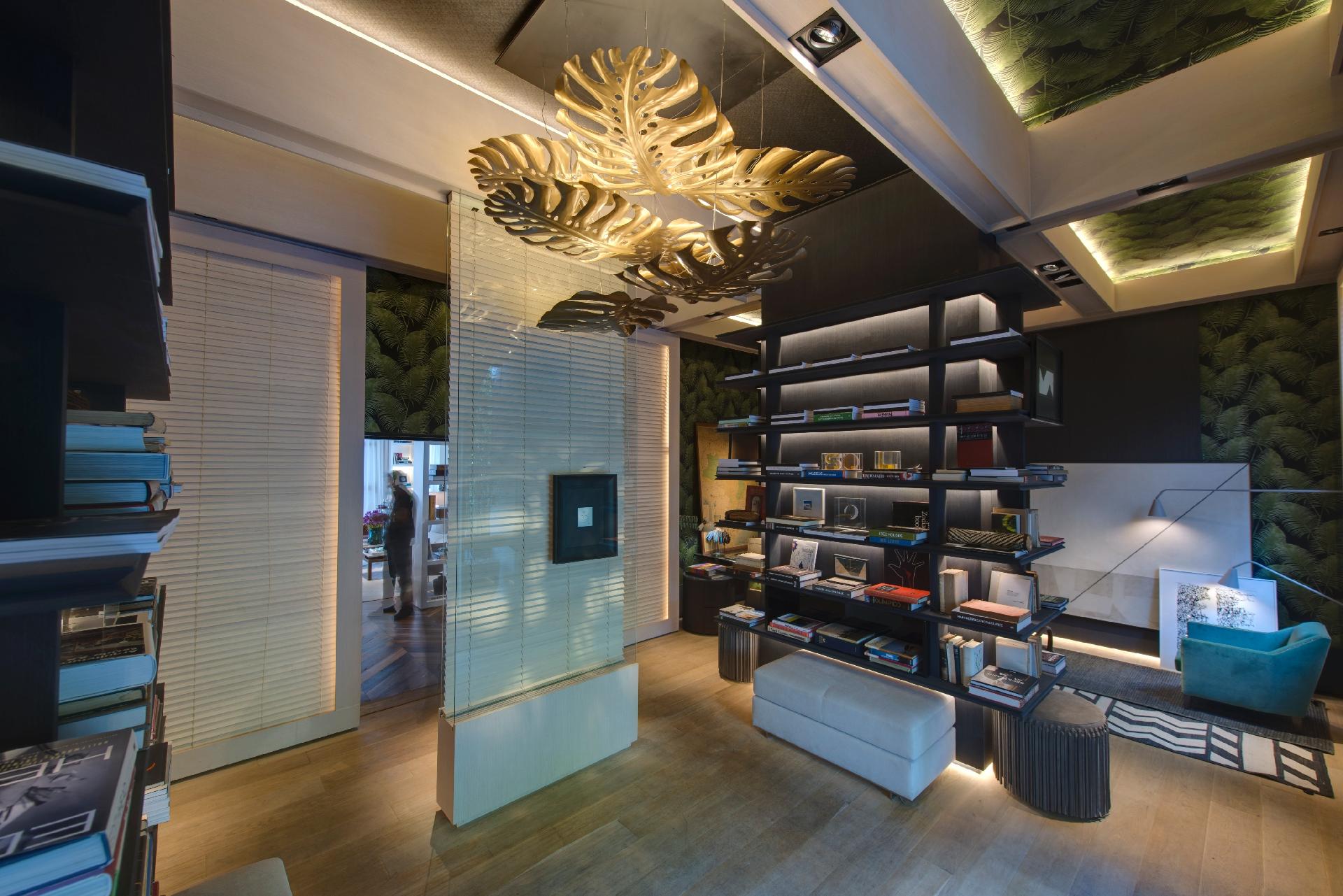 Já na entrada da Casa Cor SP 2016, a luminária Costela de Adão, da Scatto Lampadário (www.scatto.com.br), é um dos destaques no Hall e Biblioteca, ambiente criado por Roberto Cimino e Nelson Amorim - Katia Kuwabara/UOL