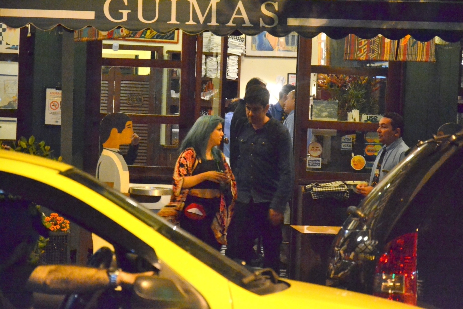 8.jul.2016 - Na madrugada desta sexta-feira, Marcelo Adnet foi flagrado na companhia de uma mulher na Gávea, no Rio de Janeiro - Webert Belicio/ AgNews