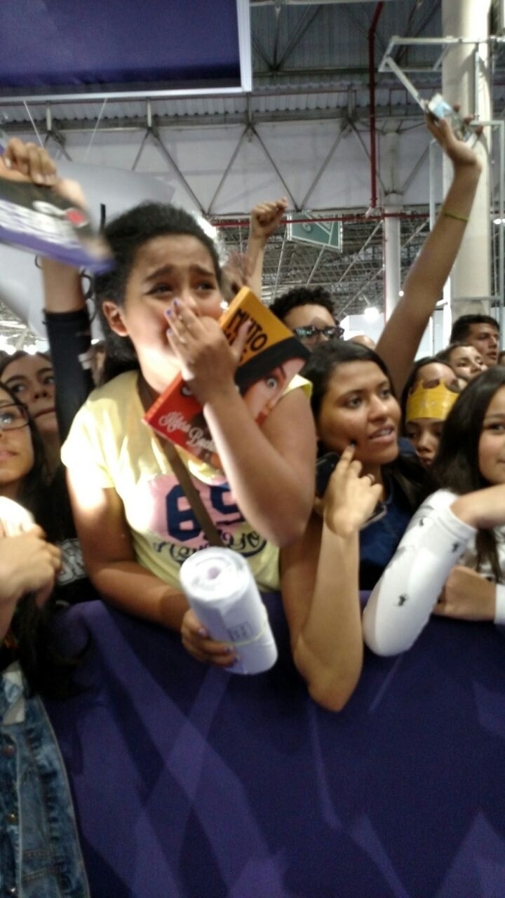 1.set.2016 - Fã de Kéfera Buchmann tenta entregar carta de metro para a youtuber na Bienal do Livro de São Paulo - Renata Nogueira/UOL
