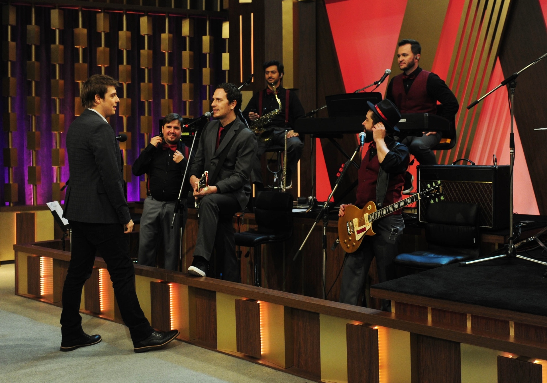 Antes de começar a gravar, Fábio Porchat acerta os últimos detalhes com a banda Pedra Letícia - Junior Lago/UOL