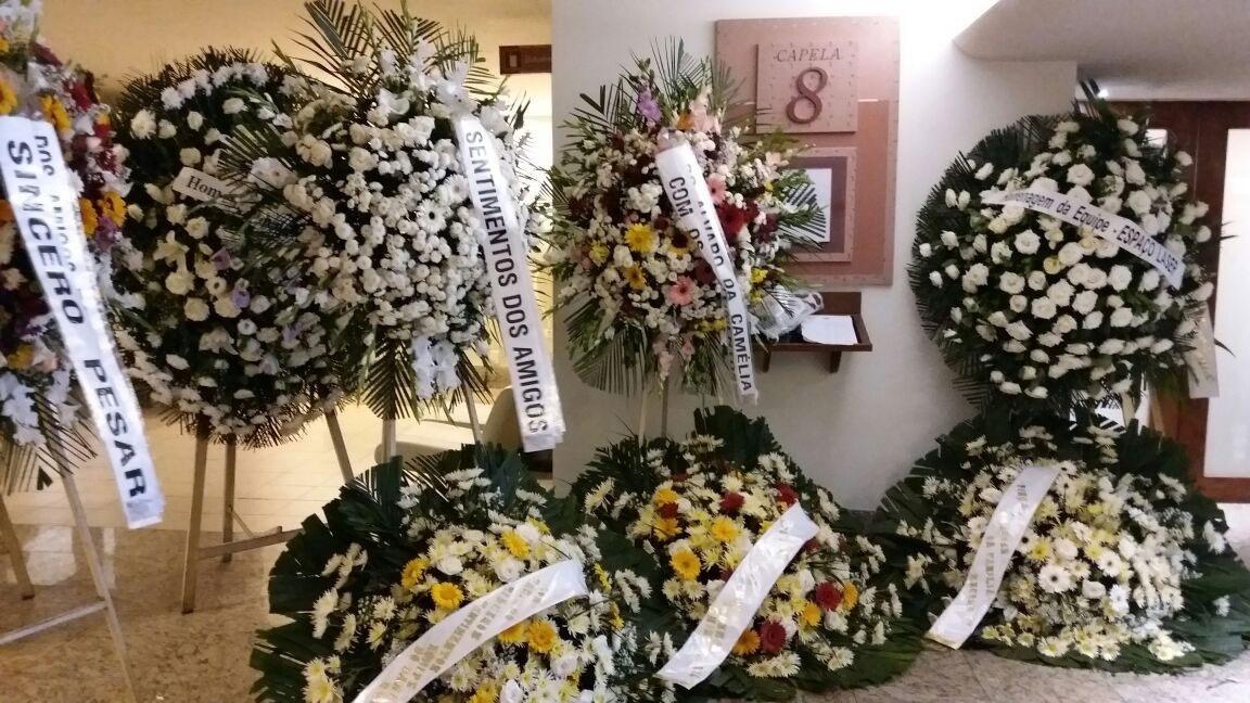 A capela 8 do Memorial do Carmo decorada com coroas de flores em homenagem a Luiz Floriano Meneghel, pai de Xuxa - Ana Cora Lima/UOL