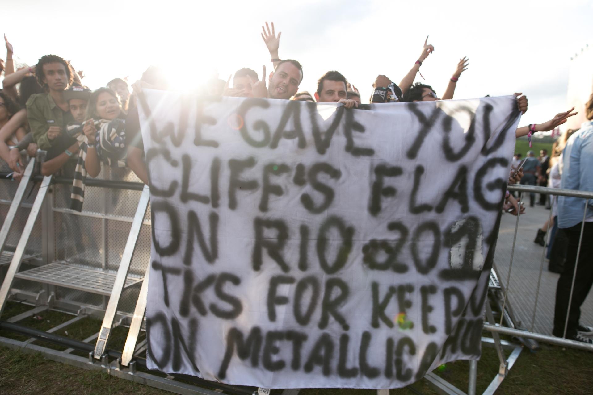 Os fãs do Metallica chegaram cedo e foram direto para a grade do palco com cartazes, camisetas, bandeiras e tatuagens para curtir a apresentação da banda no Lollapalooza - Felipe Gabriel/UOL
