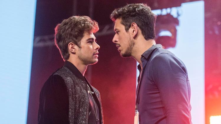 Léo Régis (Rafael Vitti) fica irritado e Lázaro (João Vicente de Castro) tenta conter os ânimos em "Rock Story" - Estevam Avellar/TV Globo - Estevam Avellar/TV Globo
