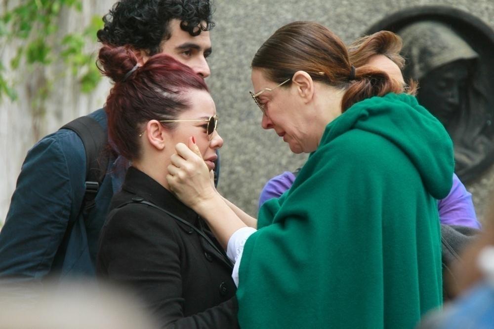 Fernanda Souza ficou o tempo todo ao lado de Claudia Raia durante o velório do ator, diretor, bailarino e cantor Marcos Tumura, em São Paulo, nesta quinta-feira (18) - Amauri Nehn/Brazil News