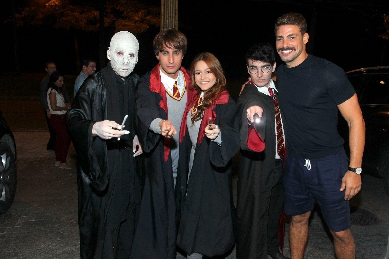Cauã Reymond posa com animadores vestidos como os personagens de Harry Potter na festa de aniversário de sua filha, Sofia - Marcello Sá Barretto/AgNews