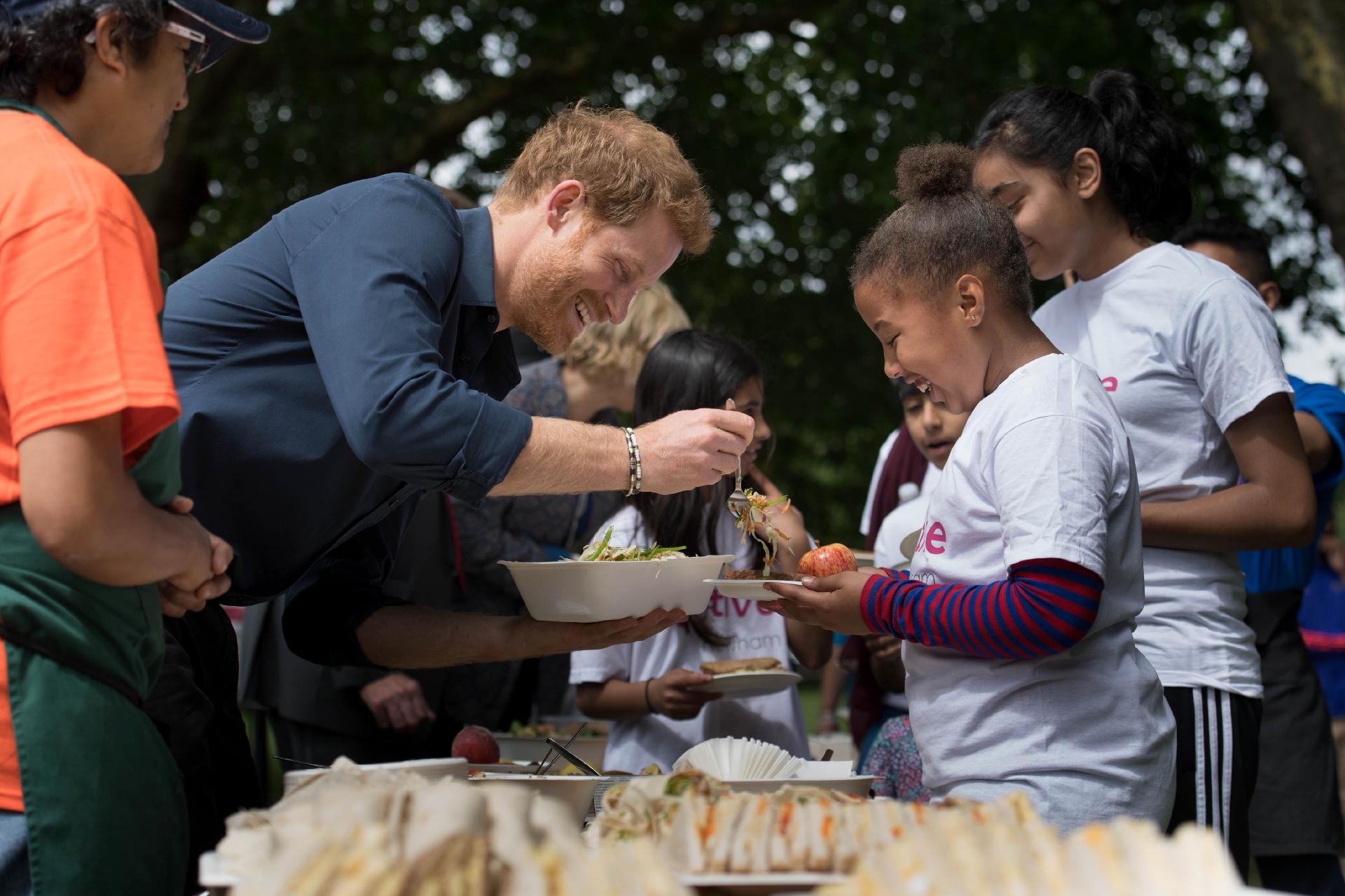Príncipe Harry serve comida a crianças durante a campanha Fit and Fed, em Londres - Stefan Rousseau/WPA Pool/Getty Images