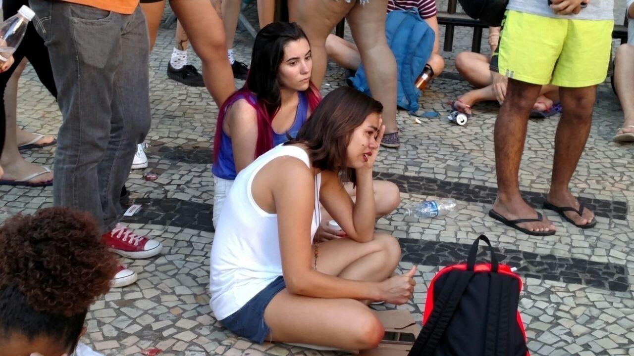 Esperando a estrela na porta do hotel Fasano, no Rio, fãs de Lady Gaga tem o pior dia vida com cancelamento do show dela no Rock in Rio - Marcela Ribeiro/UOL